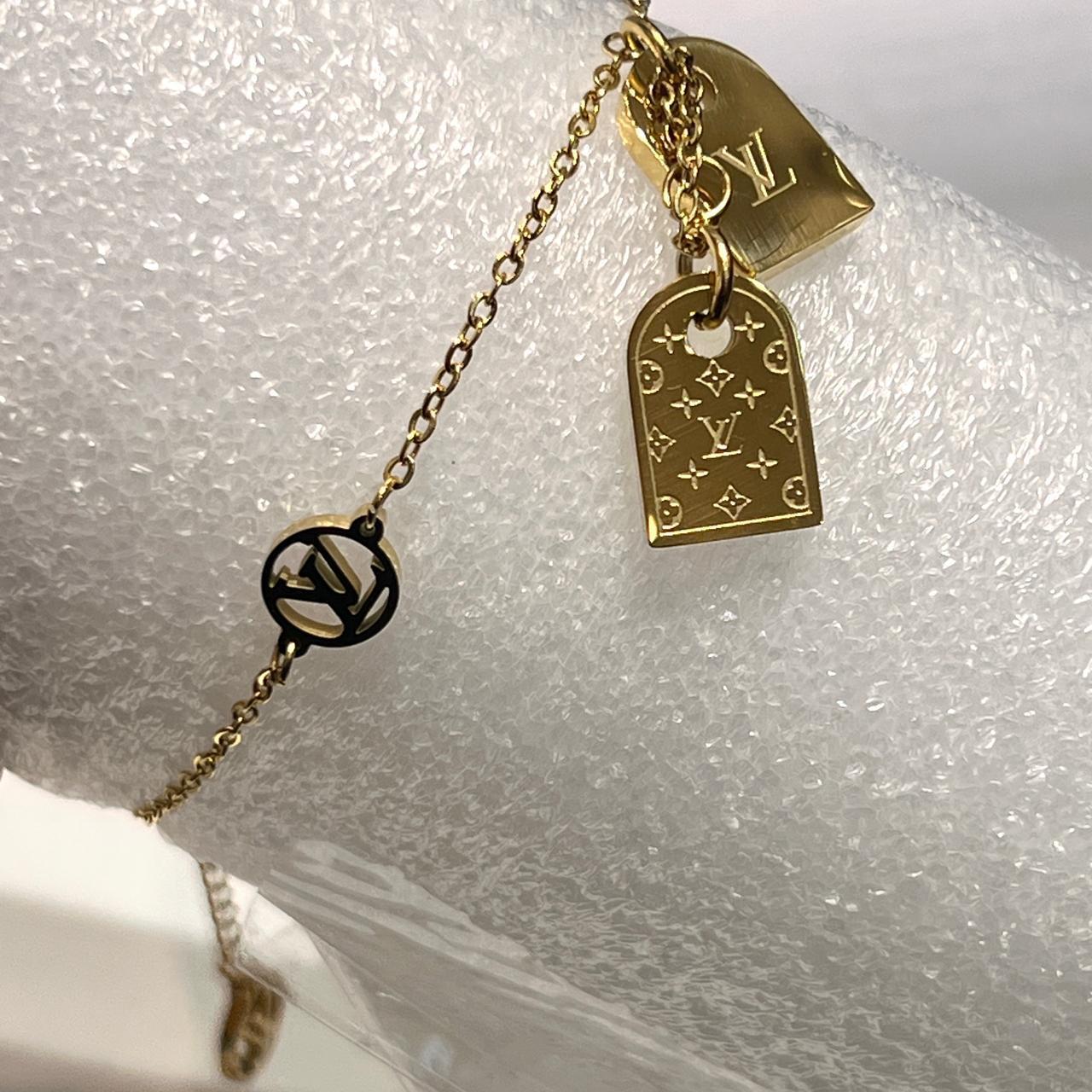 سوارة أنيقة وناعمة باللون الذهبي الجذاب مستوحاة من ماركة Louis Vuitton.